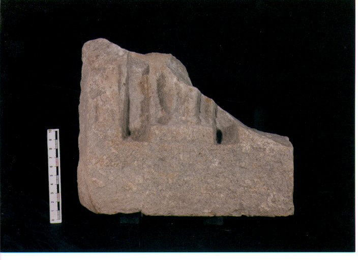 FIGURA UMANA (STELE VOTIVA/ FRAMMENTO) - CIVILTA' PUNICA (secc. V/ IV a.C)
