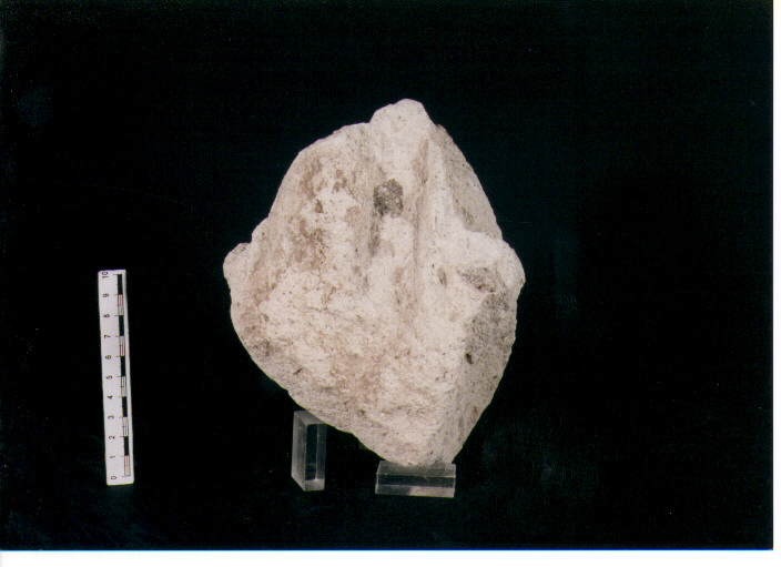 FIGURA UMANA (STELE VOTIVA/ FRAMMENTO) - CIVILTA' PUNICA (secc. V/ IV a.C)