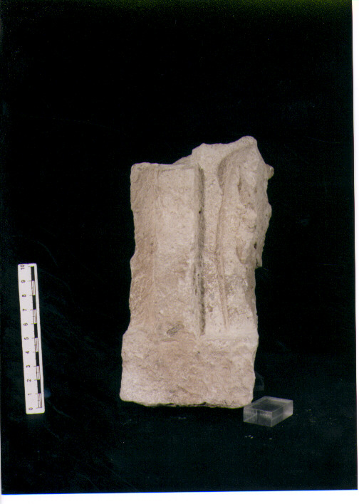 FIGURA UMANA (STELE VOTIVA/ FRAMMENTO) - CIVILTA' PUNICA (secc. IV/ III a.C)