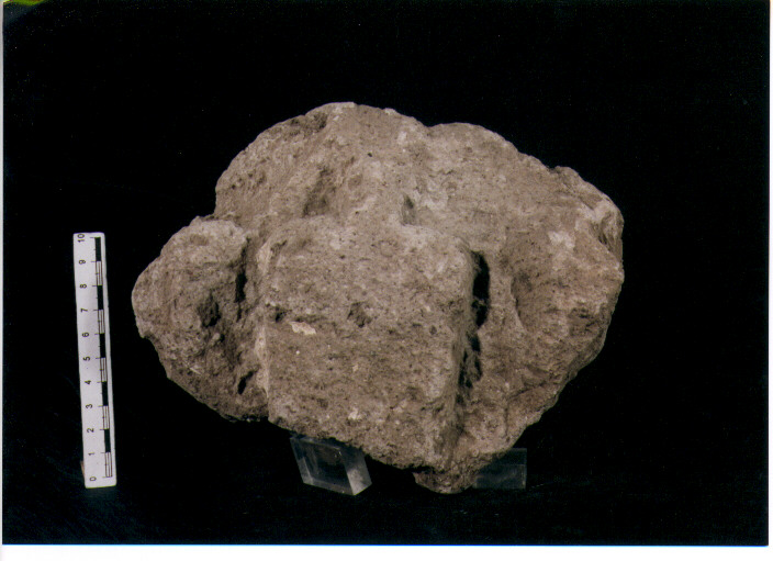 FIGURA UMANA (STELE VOTIVA/ FRAMMENTO) - CIVILTA' PUNICA (secc. V/ IV a.C)