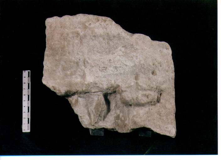 FIGURA UMANA (STELE VOTIVA/ FRAMMENTO) - CIVILTA' PUNICA (secc. V/ IV a.C)