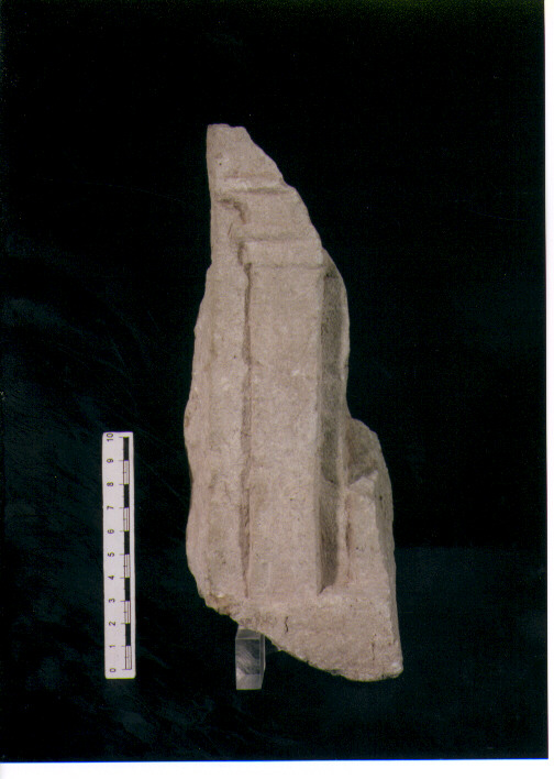 FIGURA UMANA (STELE VOTIVA/ FRAMMENTO) - CIVILTA' PUNICA (SEC. IV A.C)