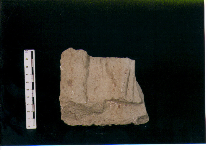 FIGURA UMANA (STELE VOTIVA/ FRAMMENTO) - CIVILTA' PUNICA (SEC. III A.C)