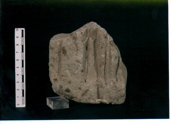 FIGURA UMANA (STELE VOTIVA/ FRAMMENTO) - CIVILTA' PUNICA (SEC. III A.C)