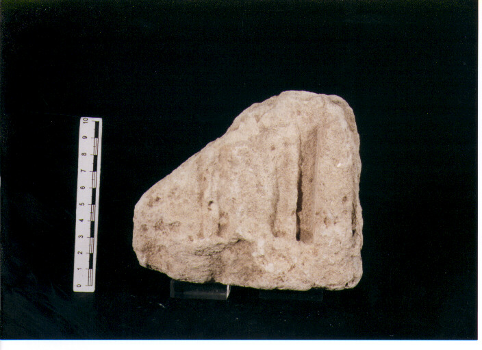 FIGURA UMANA (STELE VOTIVA/ FRAMMENTO) - CIVILTA' PUNICA (secc. IV/ III a.C)