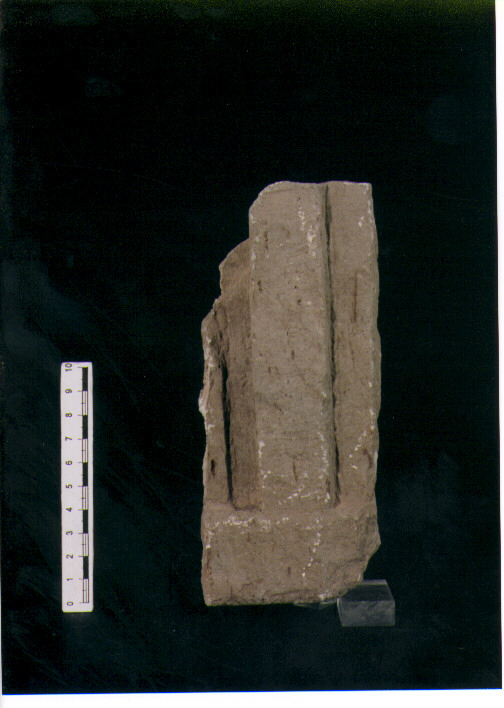 FIGURA UMANA (STELE VOTIVA/ FRAMMENTO) - CIVILTA' PUNICA (secc. IV/ III a.C)