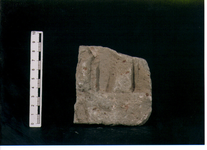 FIGURA UMANA (STELE VOTIVA/ FRAMMENTO) - CIVILTA' PUNICA (SEC. III A.C)