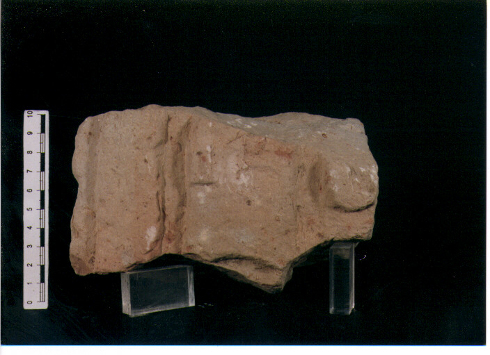 FIGURA UMANA (STELE VOTIVA/ FRAMMENTO) - CIVILTA' PUNICA (SEC. IV A.C)