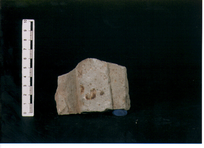 FIGURA UMANA (STELE VOTIVA/ FRAMMENTO) - CIVILTA' PUNICA (secc. IV/ III a.C)