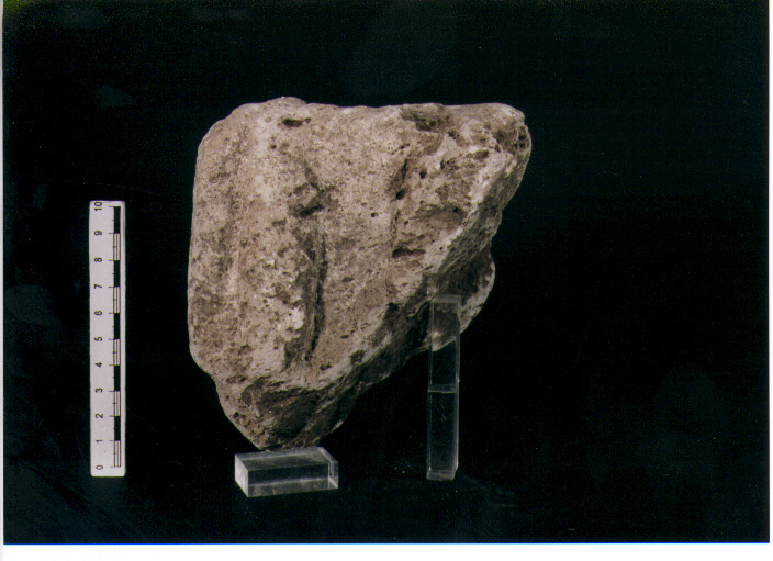 FIGURA UMANA (STELE VOTIVA/ FRAMMENTO) - CIVILTA' PUNICA (secc. V/ IV a.C)
