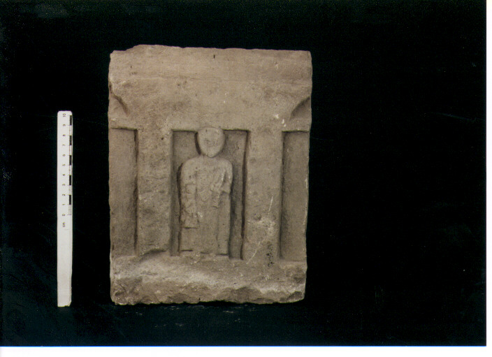 FIGURA UMANA (STELE VOTIVA) - CIVILTA' PUNICA (secc. IV/ III a.C)