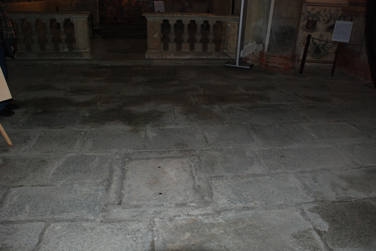 lapide tombale, opera isolata - ambito piemontese (secc. XV/ XVIII)