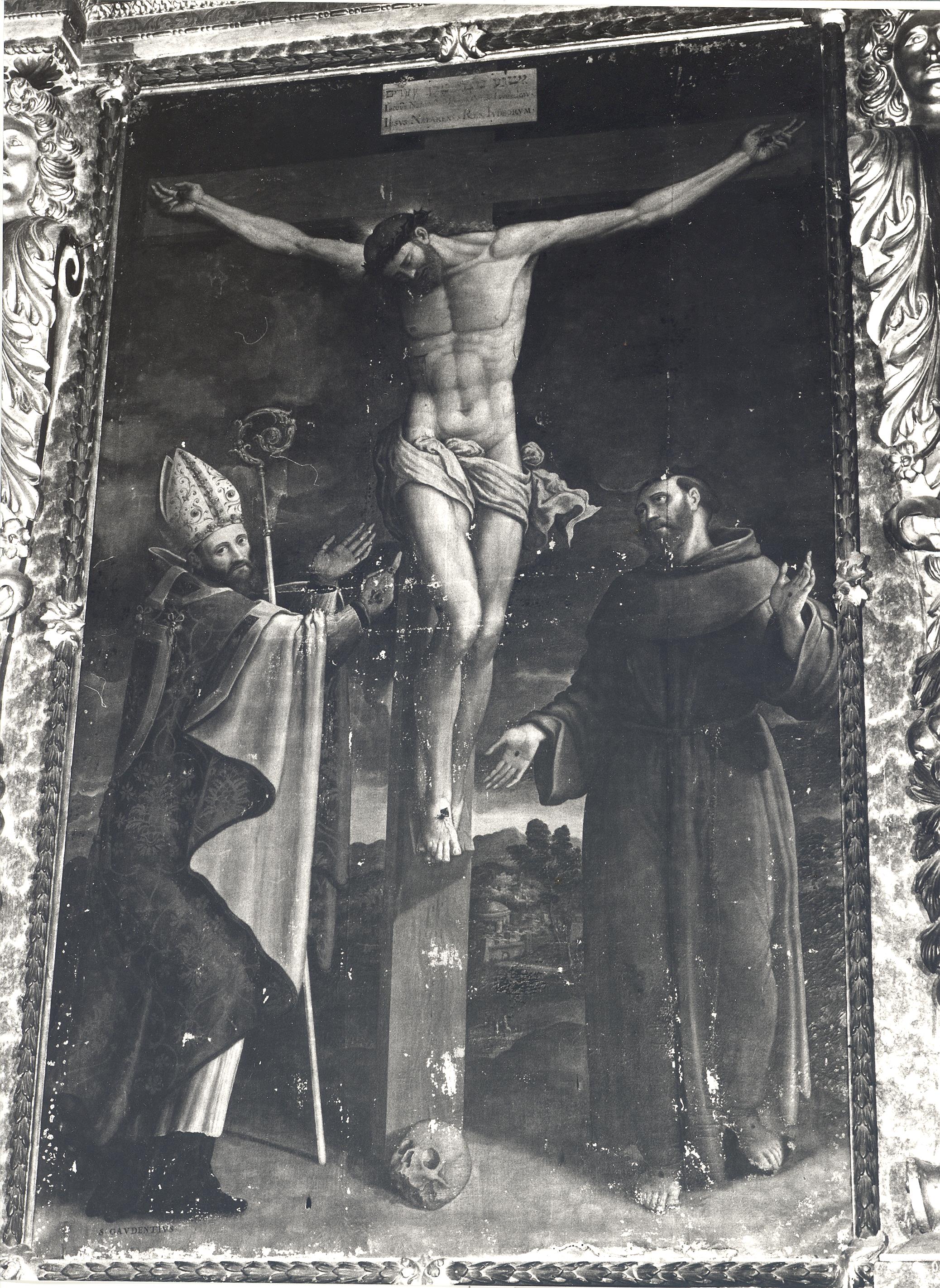 Cristo Crocifisso tra i Santi Gaudenzio e Francesco d'Assisi (dipinto) di Ramazzani Ercole (sec. XVI)