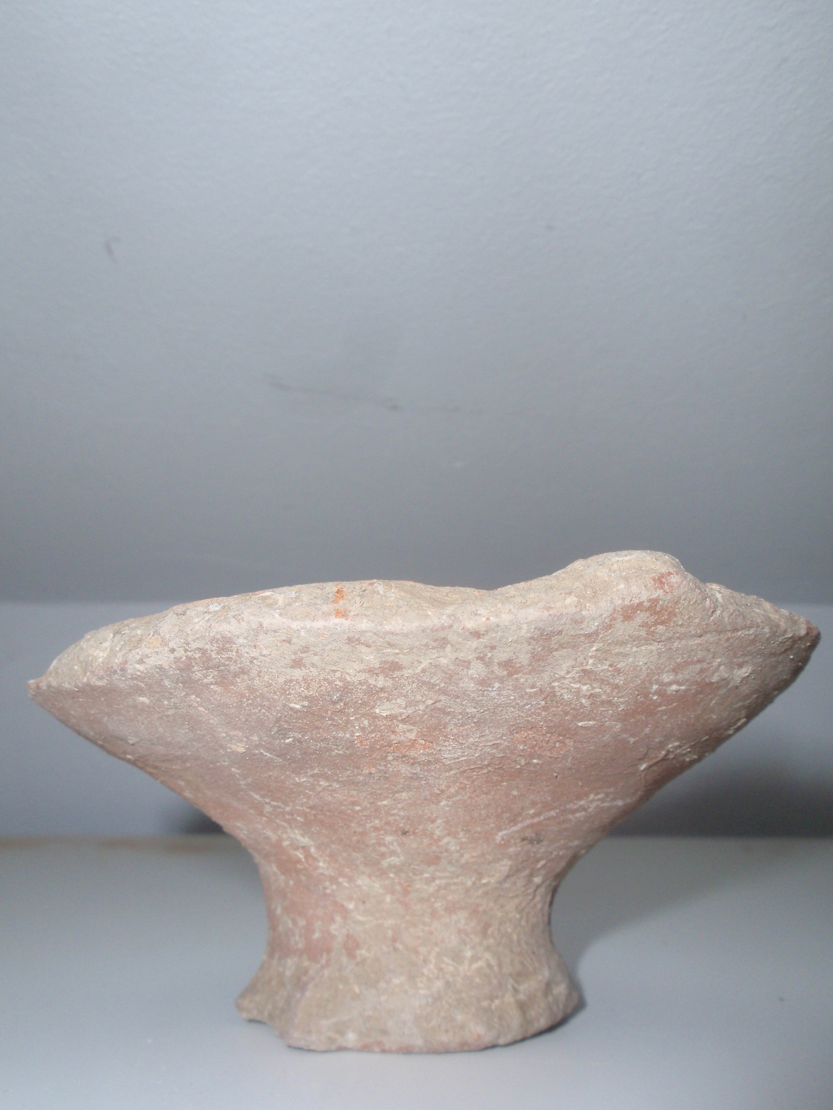 incensiere, ad alto piede in ceramica di impasto grezzo (metà Eta' romana imperiale)