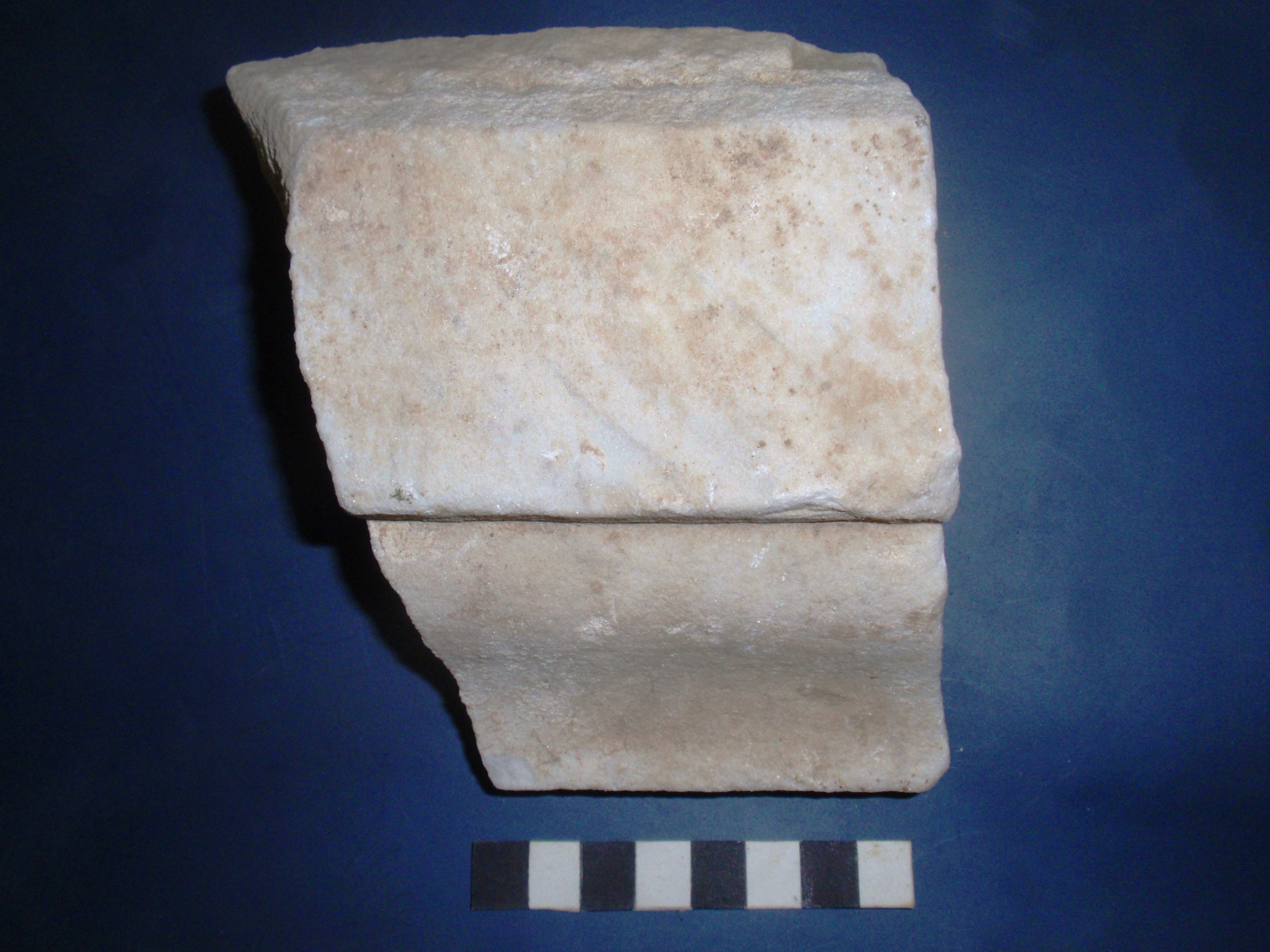 cornice, modanata a gola rovescia in marmo lunense (metà Eta' di Augusto)