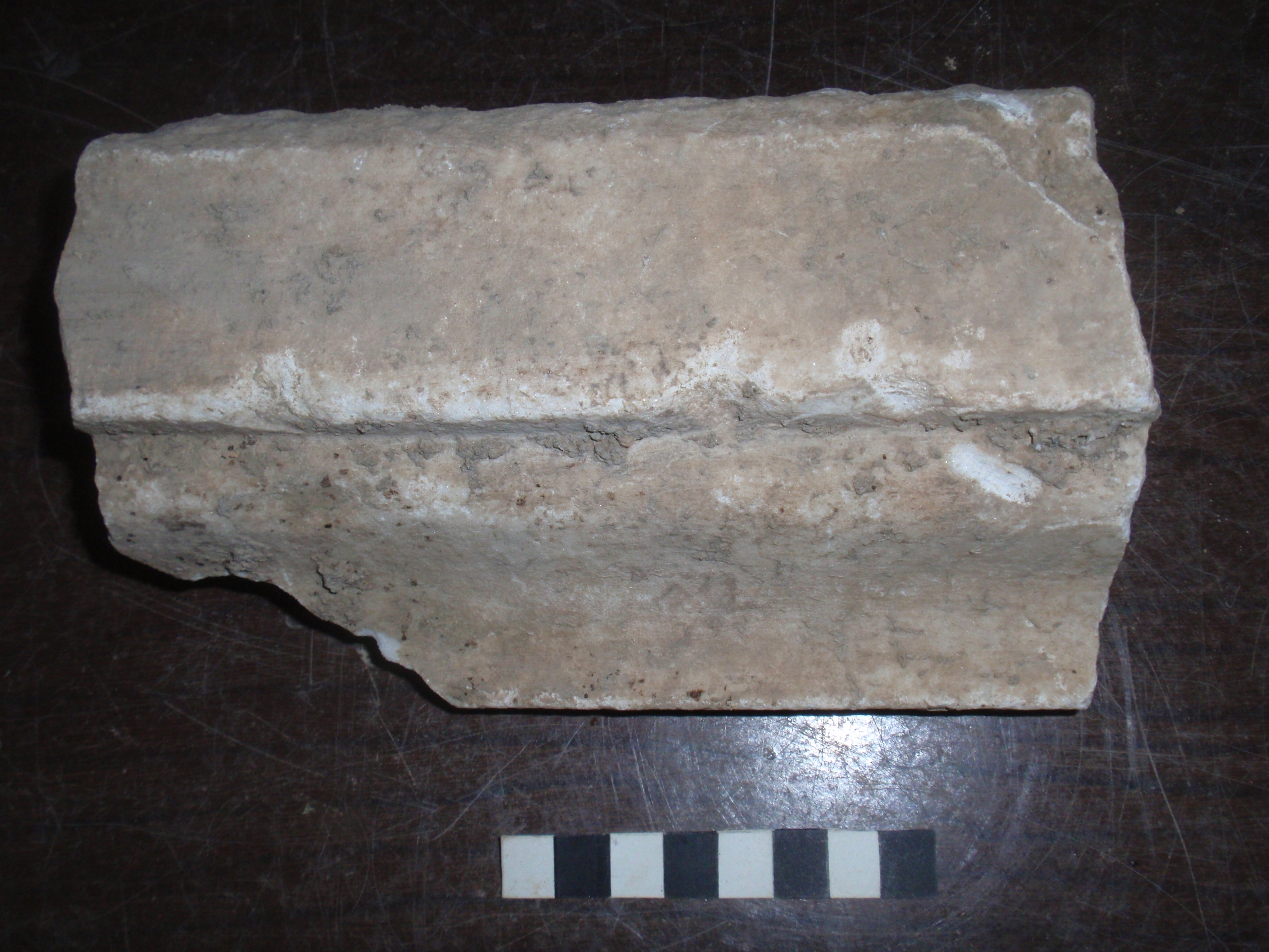 cornice, in marmo bianco modanata con fascia orizzontale e gola rovescia (metà Eta' di Augusto)