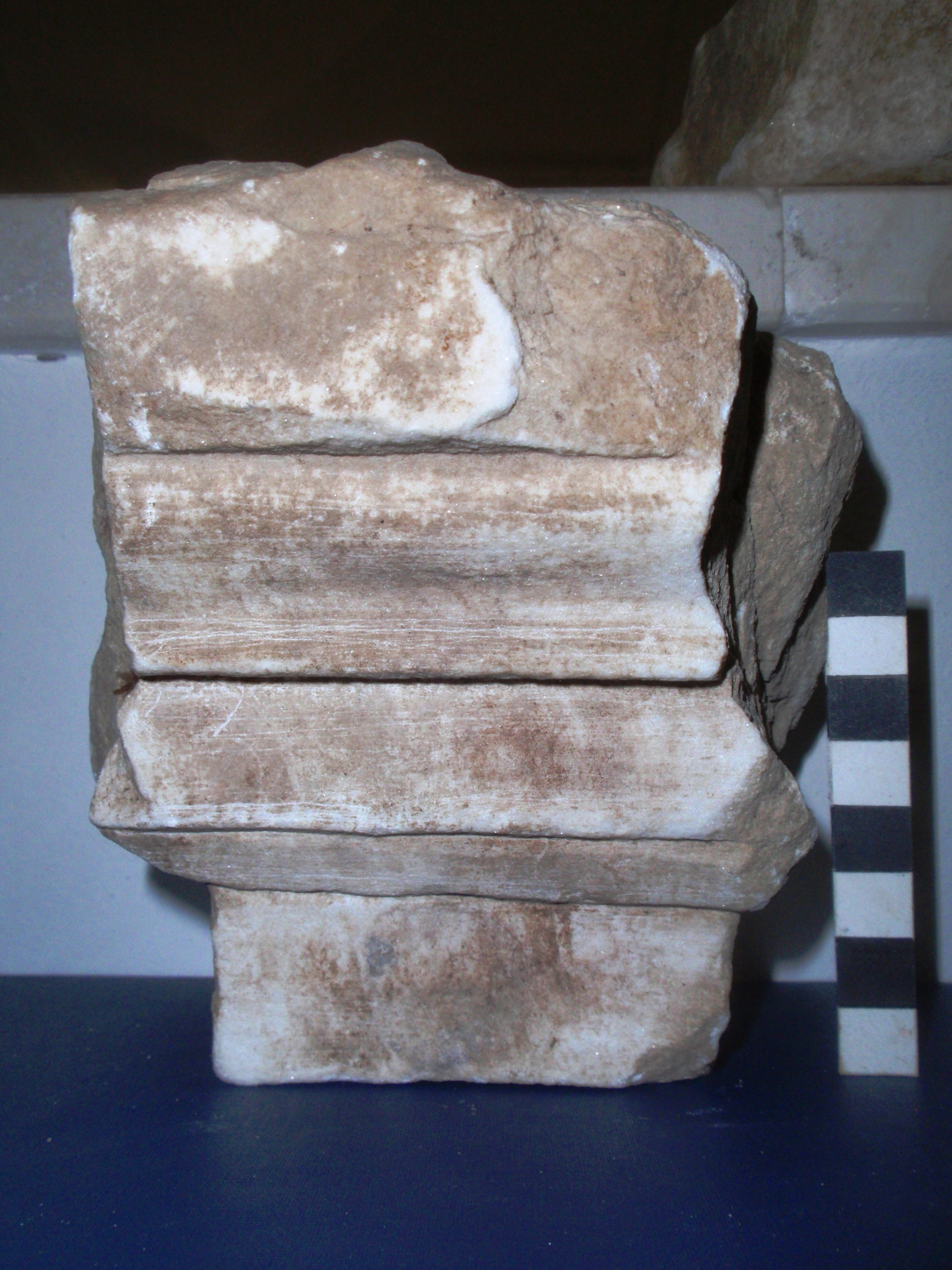 cornice, di trabeazione con mutuli in marmo bianco (geison orizzontale) (inizio Eta' di Augusto)