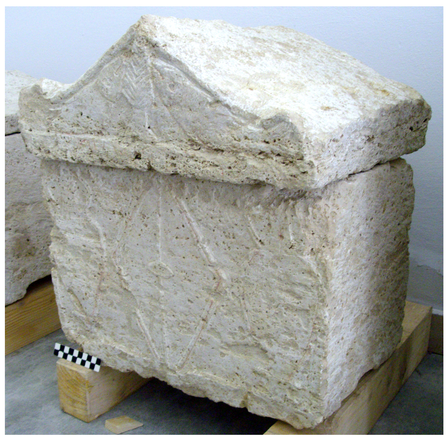 coperchio di urna, displuviato/fastigiato (prima metà I a.C)