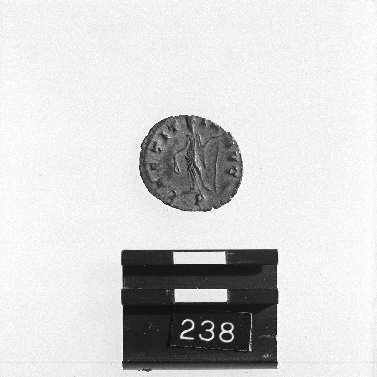Antoniniano, WEBB RIC V1, pp. 150, 173 Varr. D/ Busto (Sec. III d.C)