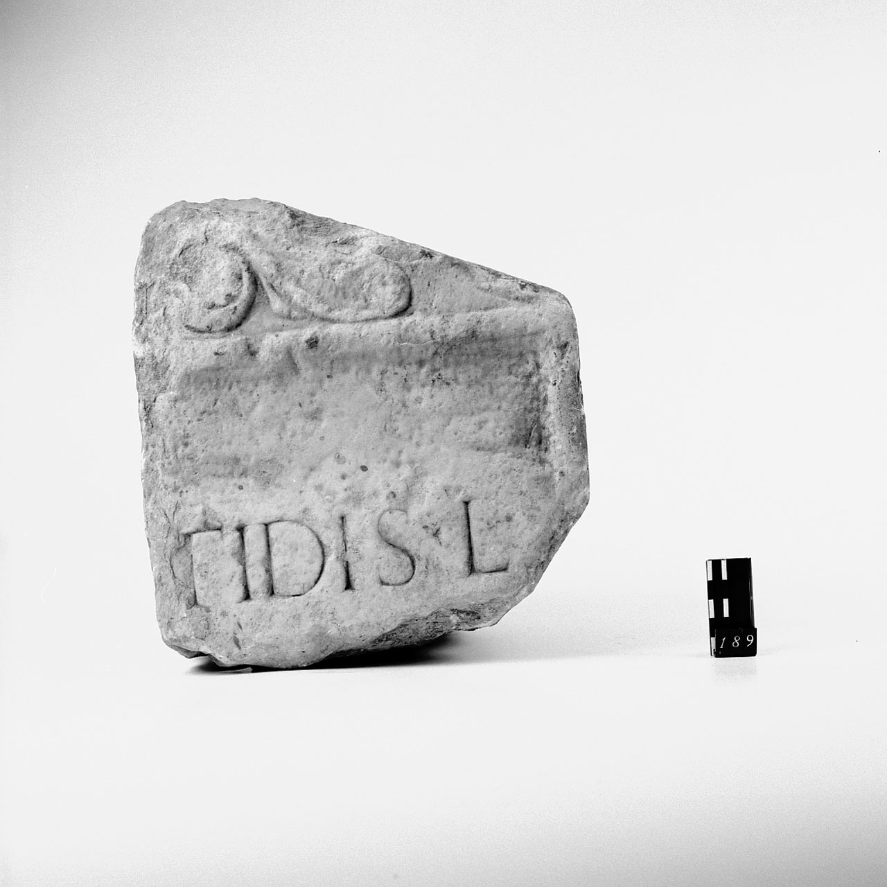 Stele funeraria/frammento (Età romana)