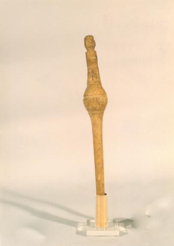 figure femminili (conocchia, conocchie, strumenti da lavoro) di Tassone Michele - artigianato contadino (sec. XX, da 1900 a 1999)