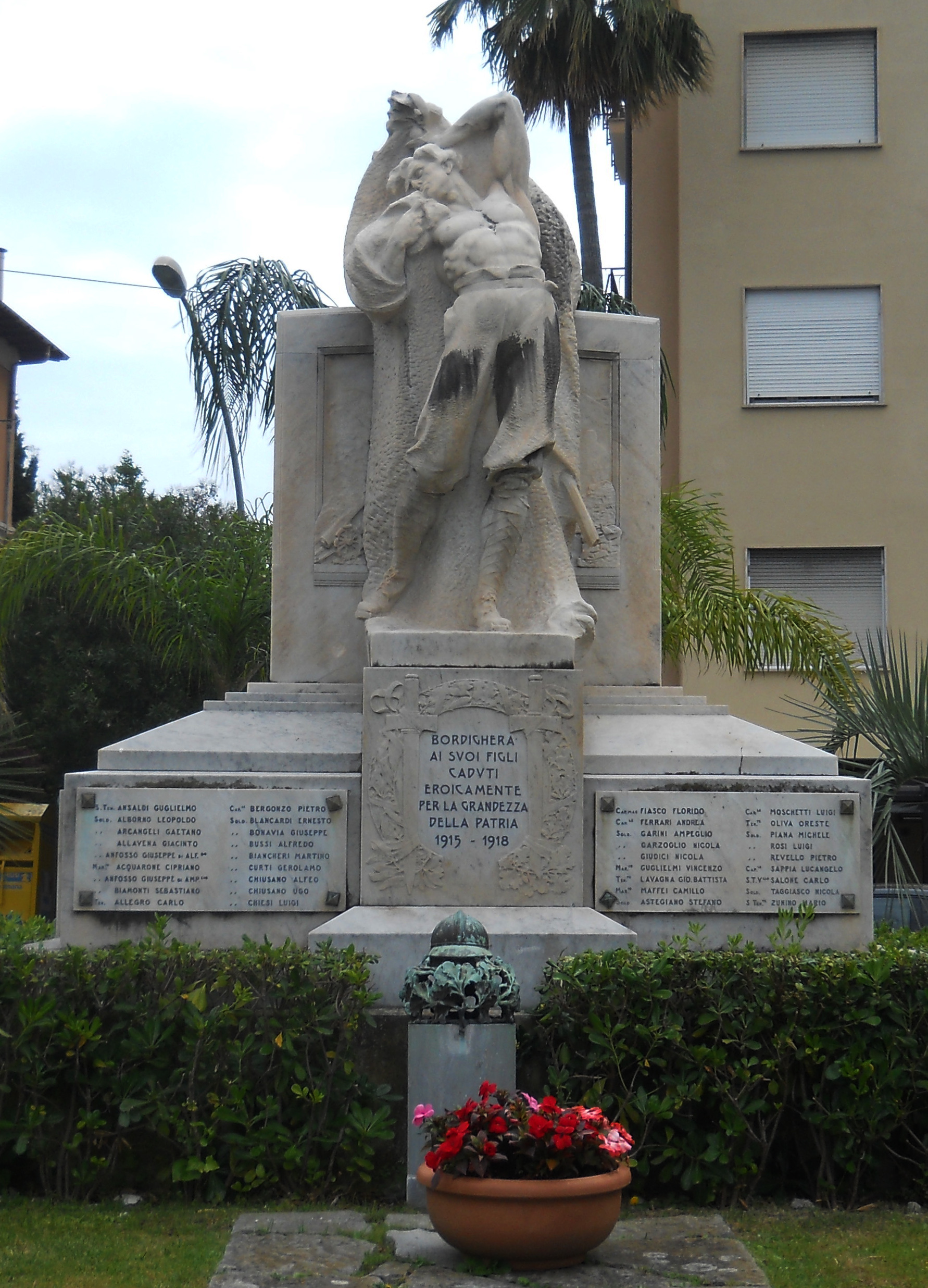 figura di soldato che bacia la bandiera (monumento ai caduti - ad ara) di Buzzi Reschini Giacomo (prima metà XX)