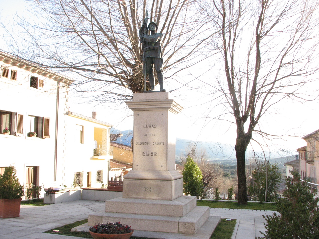 figura di soldato che porta la bandiera (monumento ai caduti - a cippo) - ambito italiano (sec. XX)