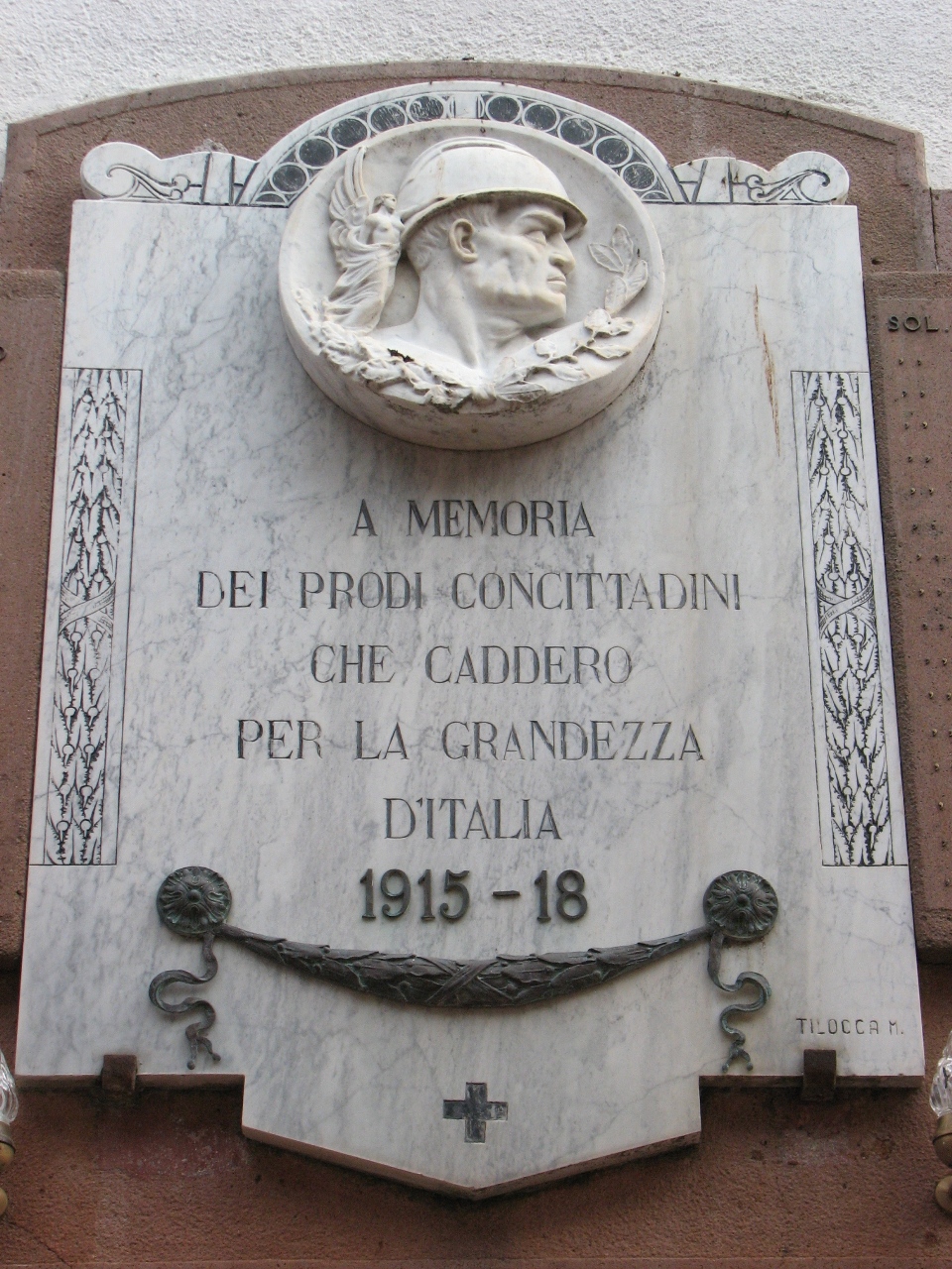 figura di soldato con allegoria della Vittoria (monumento ai caduti - a lapide) di Tilocca Giuseppe (attribuito) (sec. XX)