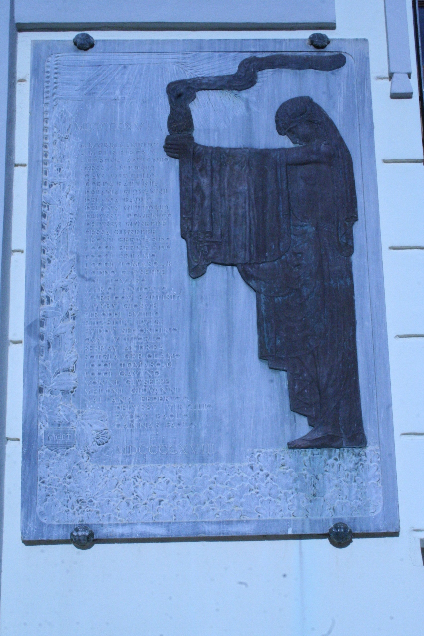 allegoria della Patria (lapide commemorativa ai caduti) di Manca Albino (sec. XX)