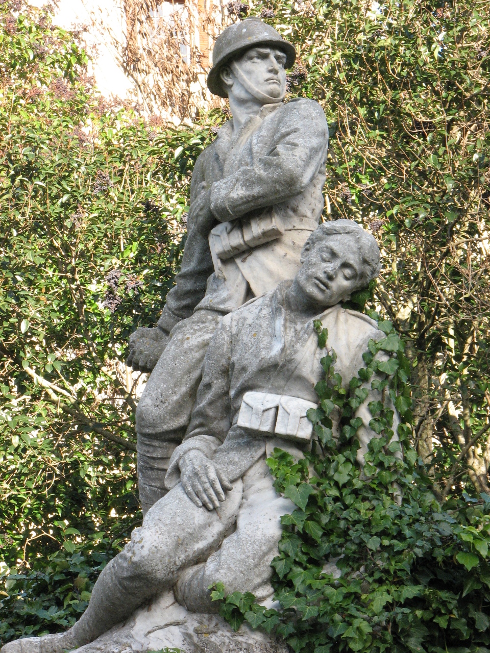 figure di soldati in combattimento (monumento ai caduti - a cippo) di Usai Antonio (attribuito) (sec. XX)