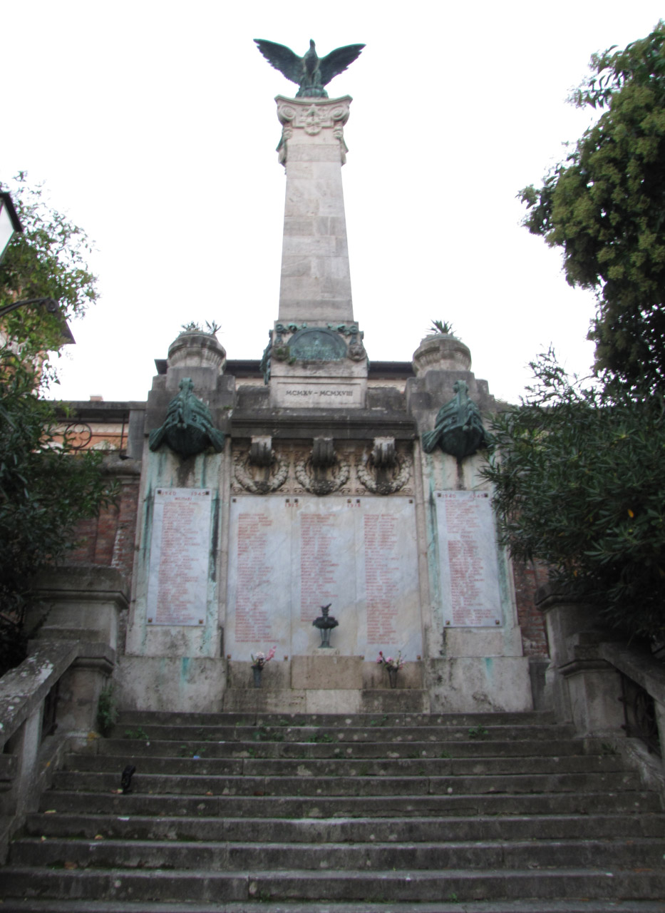 monumento ai caduti - ad obelisco di scultore Vittorio Morelli (attribuito) (primo quarto XX)