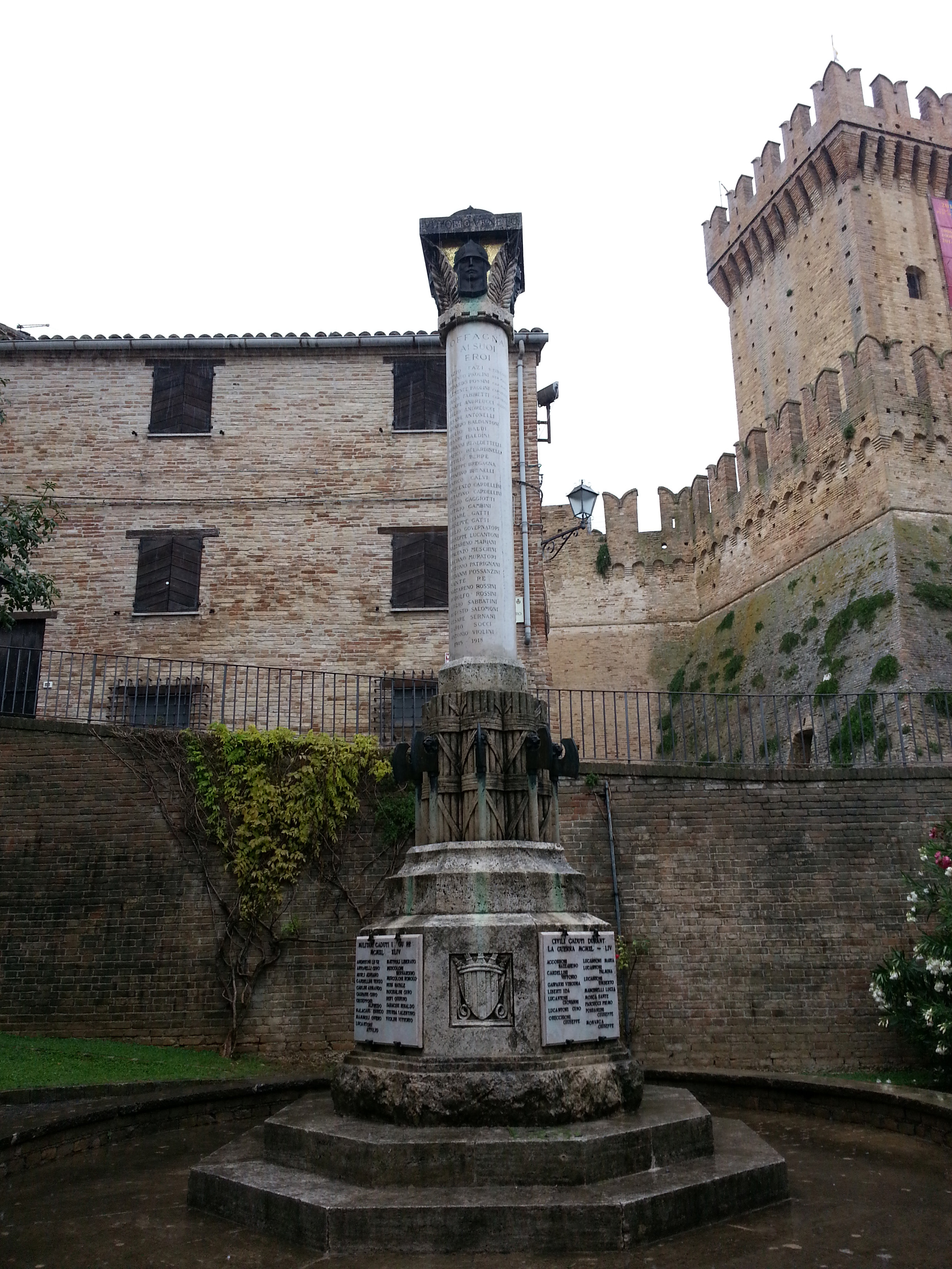 monumento ai caduti - a colonna di Morelli Vittorio (attribuito) (secondo quarto XX)