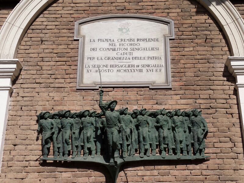 lapide commemorativa ai caduti di Bacci Fiorenzo (attribuito) (secondo quarto XX)