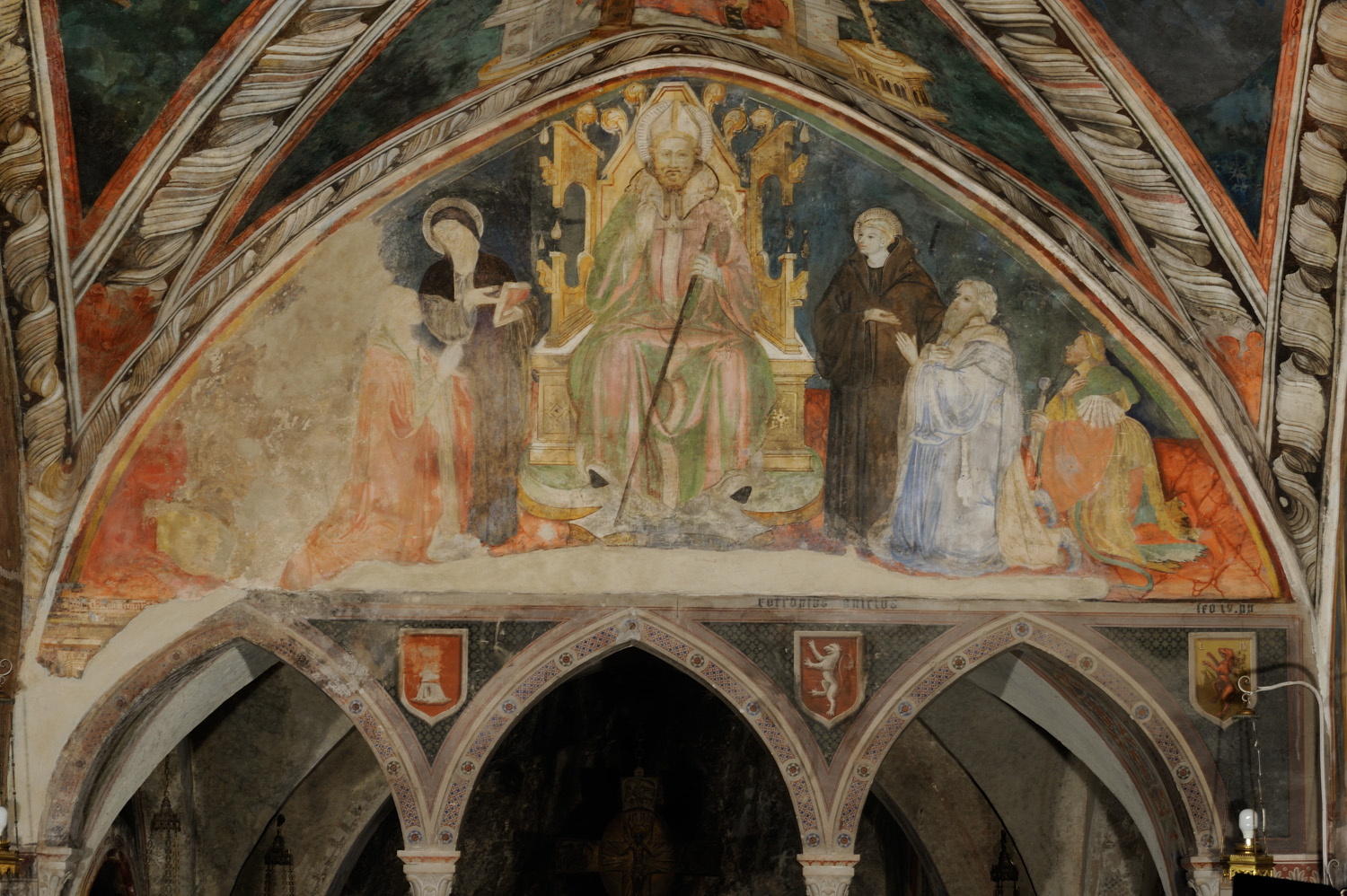 San Benedetto vescovo in cattedra tra Santa Scolastica e Santo benedettino che presentano i genitori di San Benedetto (dipinto murale) - ambito Italia centrale (sec. XV)
