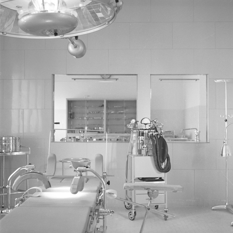 Clinica S. Anna - Sala parto - Tavolo operatorio (negativo) di Rossi, Antonio (studio) (seconda metà XX)