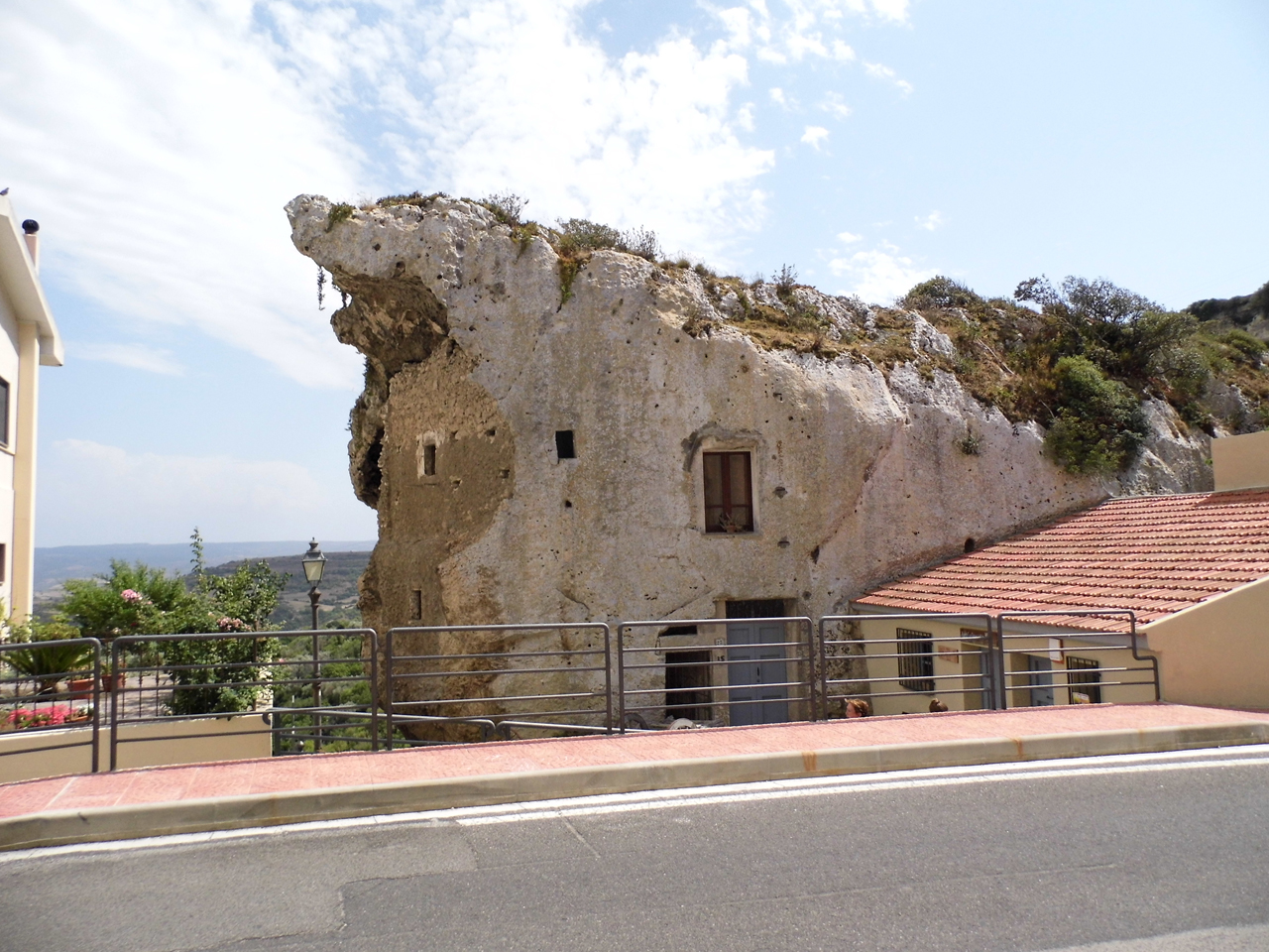Domus di Via Nazionale (Tomba a domus de janas, area ad uso funerario) - Sedini (SS)  (Età neo-eneolitica)