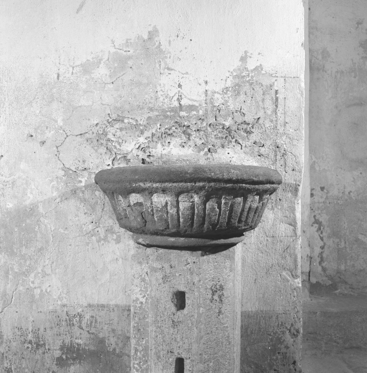 acquasantiera da parete - bottega toscana (sec. XVIII)