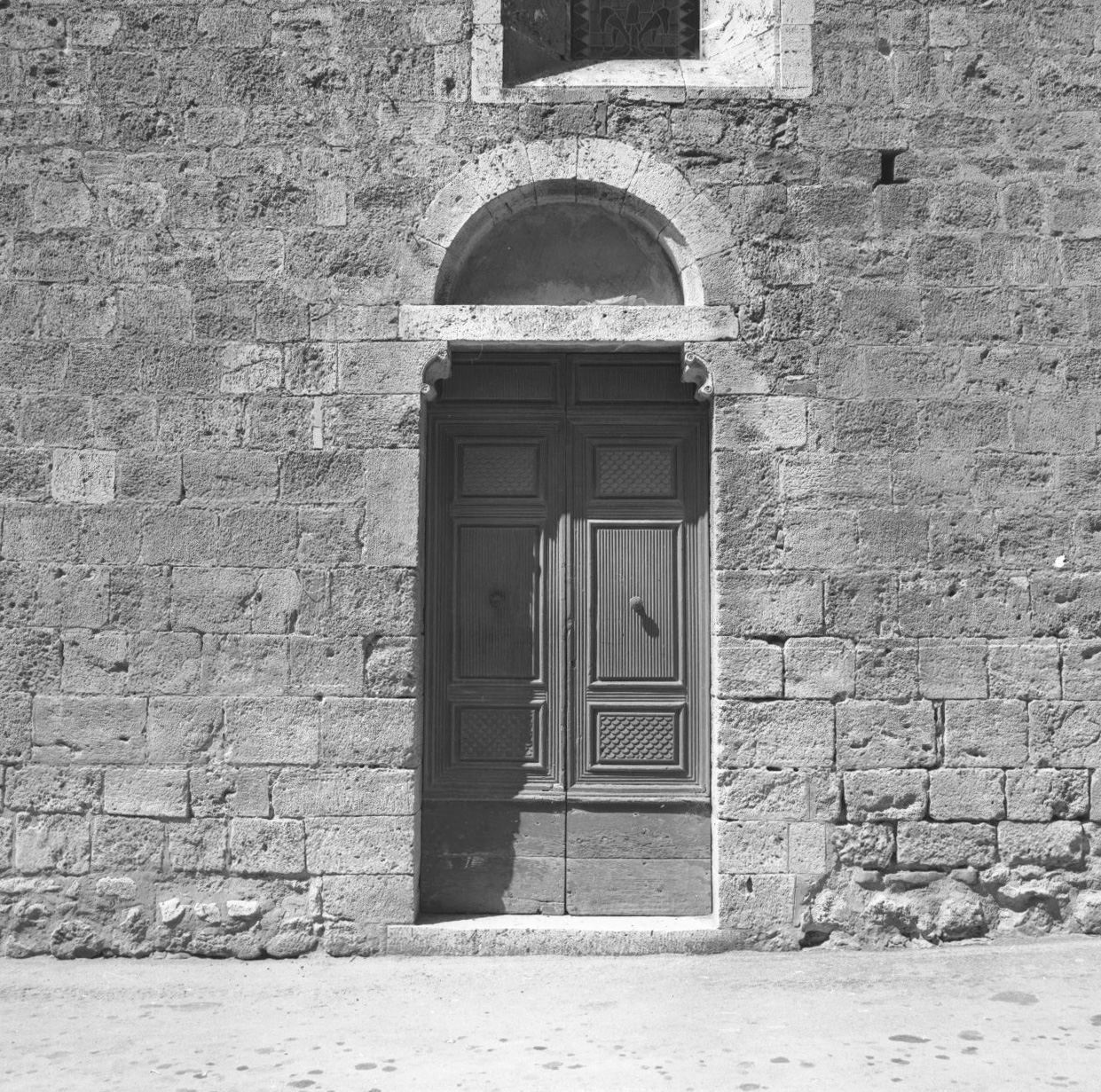 portale - ad arco, elemento d'insieme - ambito toscano (sec. XV)
