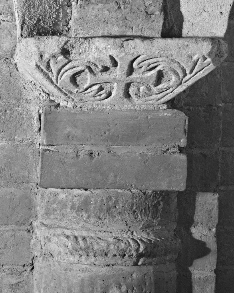 motivo decorativo a volute con croce con terminazioni ancorate (capitello, frammento) - ambito Italia settentrionale (secc. VIII/ IX)