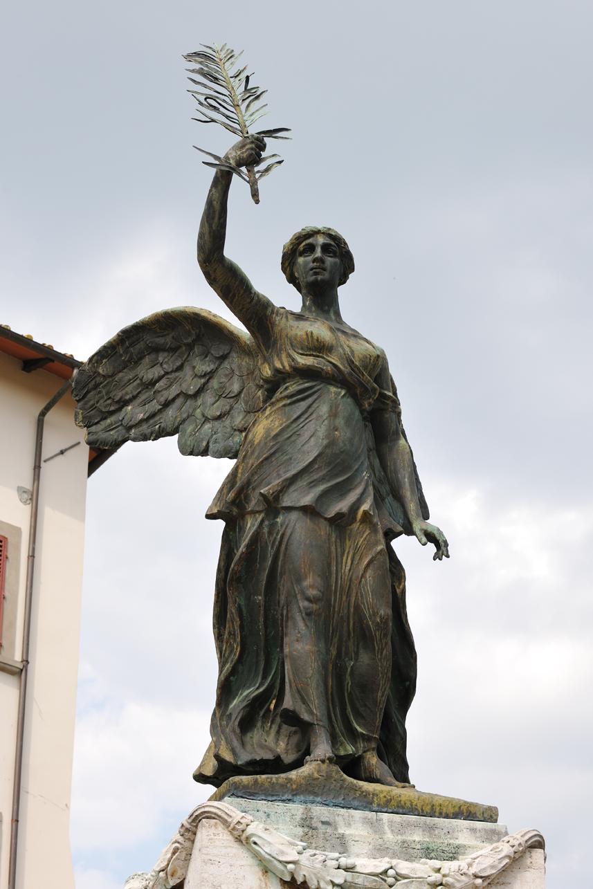 Monumento ai caduti di Bucine, allegoria della Vittoria (monumento ai caduti - a basamento, opera isolata) di Guerri Pietro (primo quarto XX)