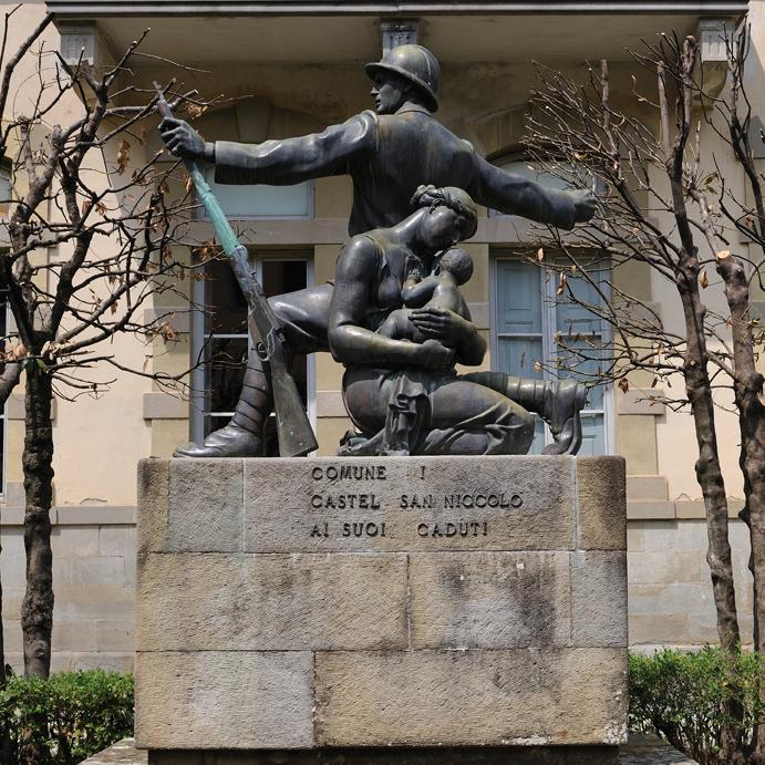Monumento ai caduti di Strada, allegoria del Soldato che protegge una madre col bambino (monumento ai caduti - a basamento, opera isolata) di Moschi Mario (seconda metà XX)