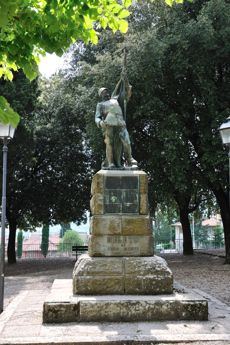 Monumento ai caduti di Meleto, figura del Soldato che porta la bandiera con allegoria della Vittoria (monumento ai caduti - a basamento, opera isolata) di Ceccarelli Pietro (secondo quarto XX)