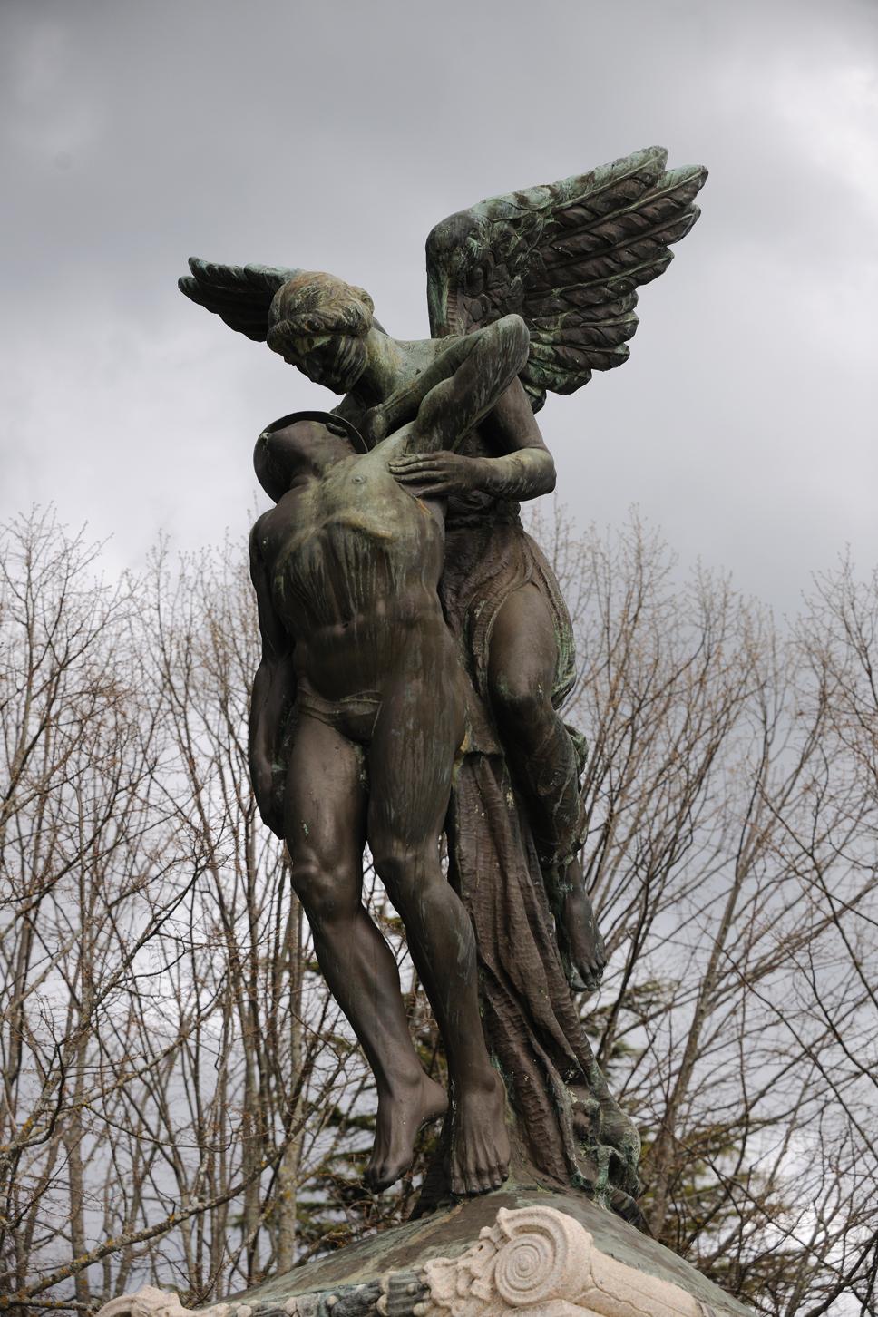 Monumento ai caduti cortonesi della Grande Guerra, Allegoria della morte del Soldato (monumento ai caduti - a basamento, opera isolata) di Paoletti Delfo (primo quarto XX)