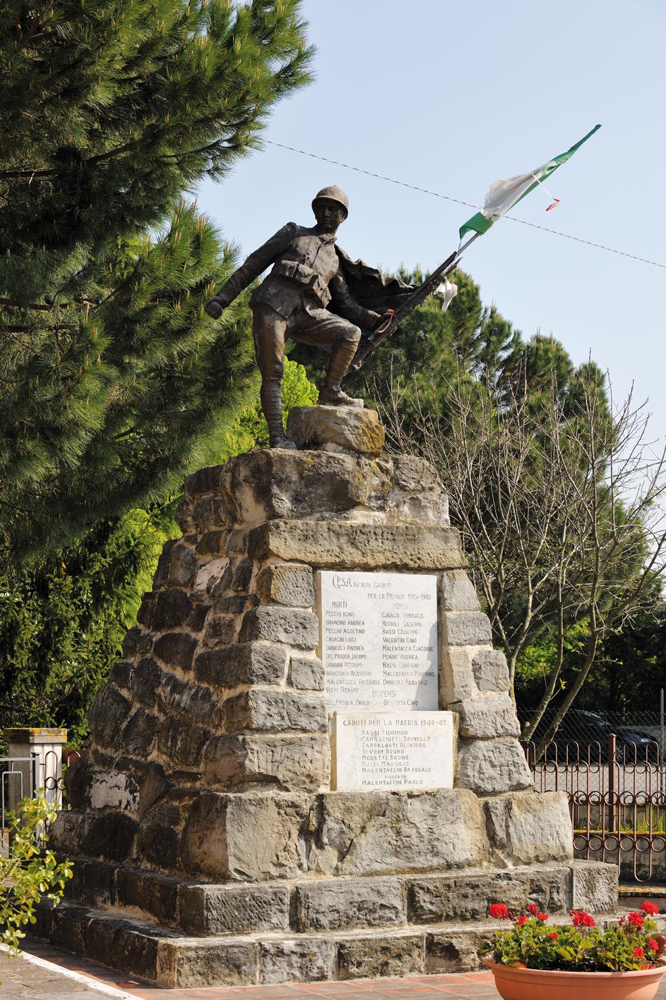 Monumento ai caduti di Cesa in Valdichiana, figura di Soldato che porta la bandiera (monumento ai caduti - a piramide, opera isolata) di Puntelli Omero (XX)