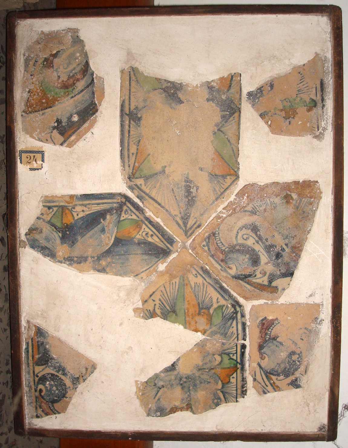 elementi decorativi floreali (piastrella di pavimento) - bottega dell'Italia centrale (sec. XV)