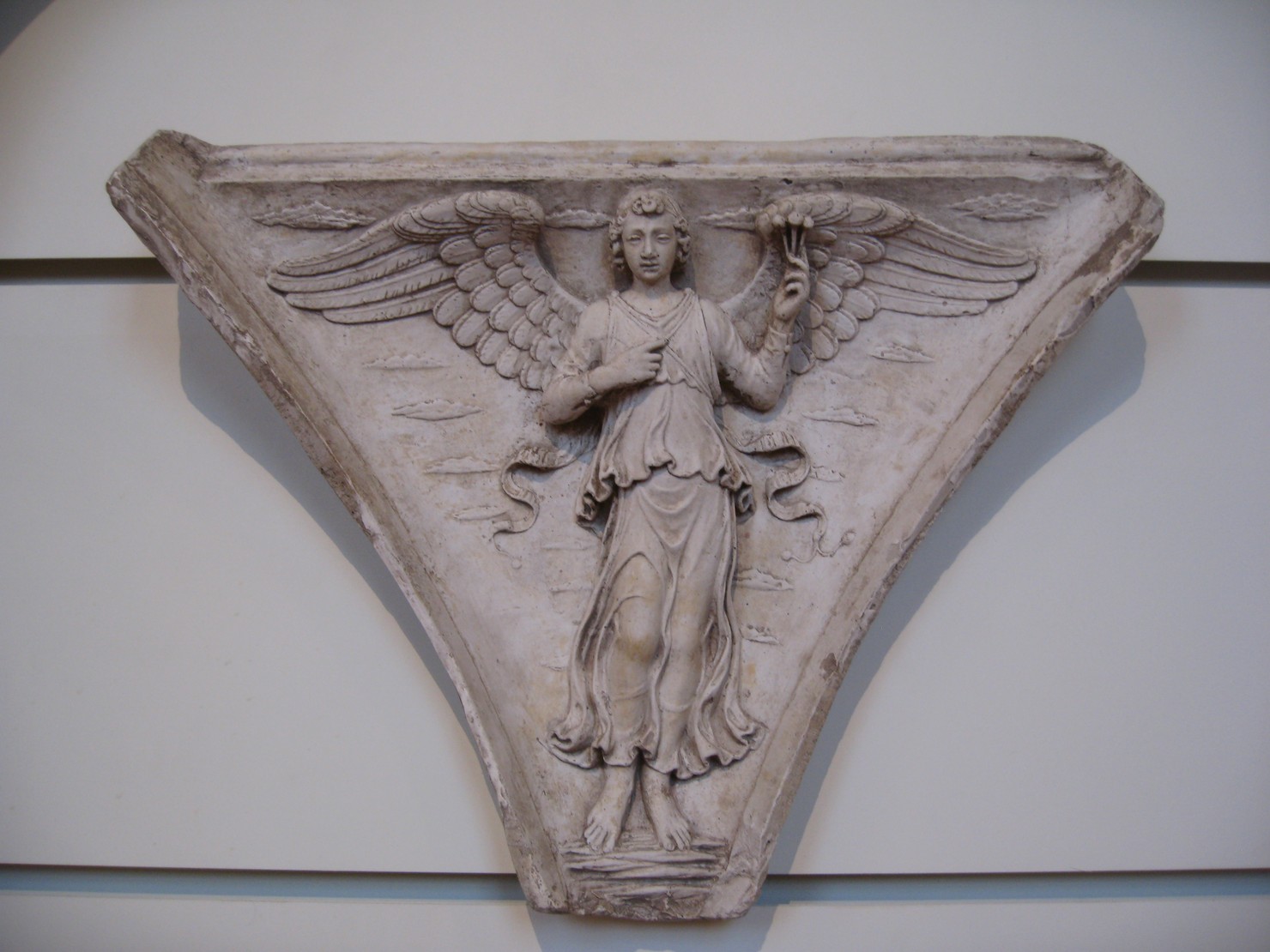Monumento funebre di Gian Galeazzo Visconti, angelo con strumento della passione: chiodi (calco di scultura, elemento d'insieme) di Pierotti Edoardo (sec. XIX)