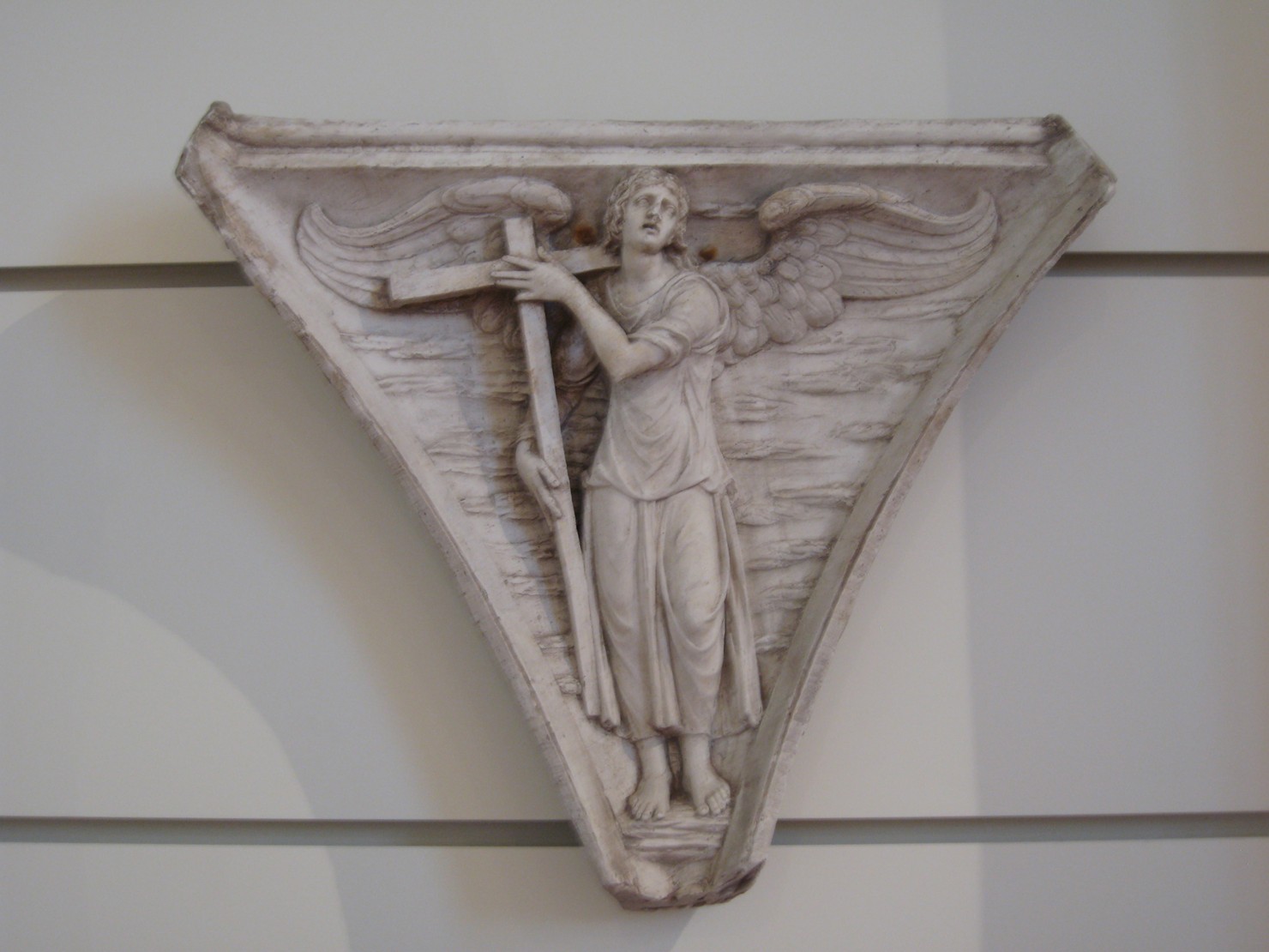 Monumento funebre di Gian Galeazzo Visconti, angelo con simboli della passione: croce (calco di scultura, elemento d'insieme) di Pierotti Edoardo (sec. XIX)