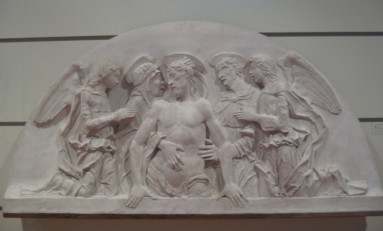 Cristo in pietà tra la Madonna e San Giovanni Evangelista (calco di scultura, opera isolata) di Pierotti Edoardo (attribuito) (sec. XIX)
