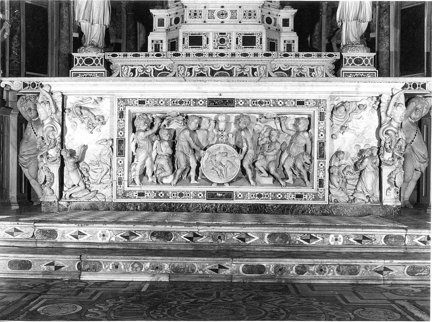 angeli adoranti il calice eucaristico, compianto sul Cristo morto (paliotto, elemento d'insieme) - ambito toscano (fine/ inizio secc. XV/ XVI, sec. XVI)
