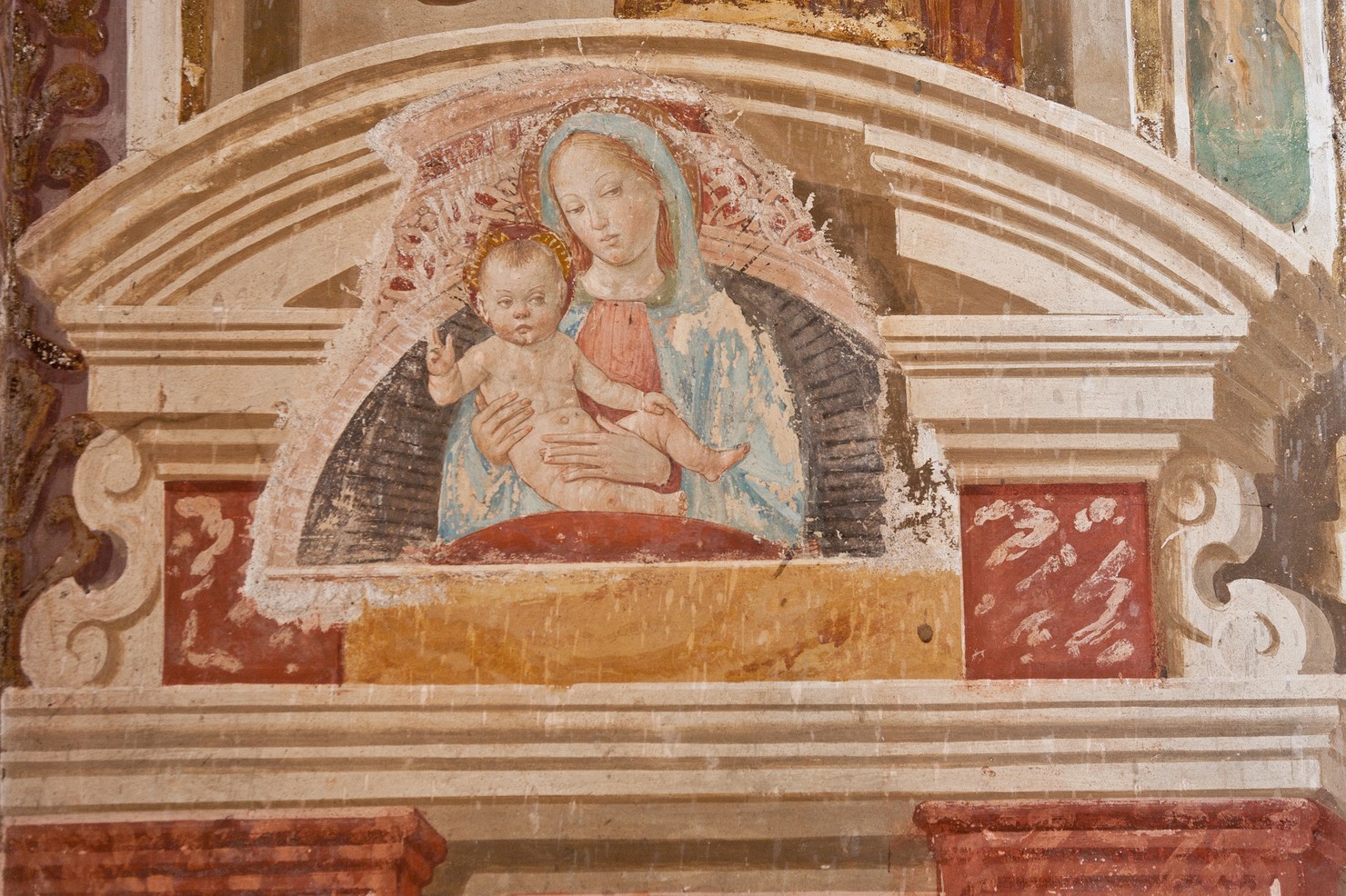 Madonna con Bambino (dipinto murale staccato, frammento) di Ambrogio da Fossano detto Bergognone (maniera) (sec. XV)